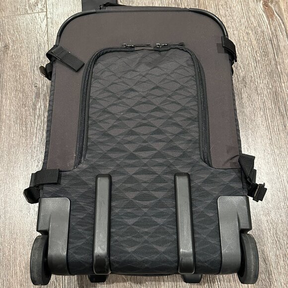 Victorinox Rolling Suitcase – Hard to Find – Retails $500 - Picture 6 of 9
